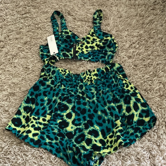 Colorful cheetah romper - Picture 3 of 4